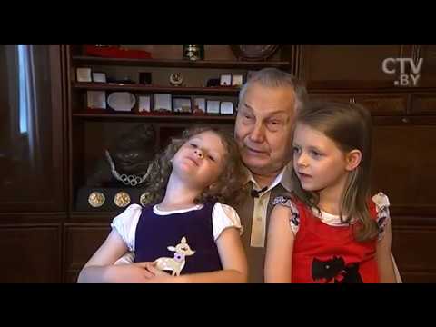 Видео: Александр Медведь рассказал о карьере и любимых внучках