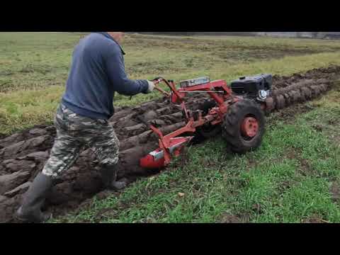 Видео: Учимся пахать ОБОРОТНЫМ ПЛУГОМ.