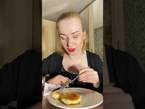 Видео: МУКБАНГ: Щи и сырники с мёдом