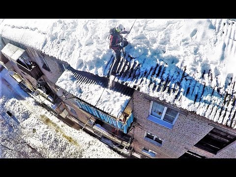 Видео: Убираем опасные сосульки над тротуаром