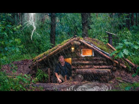 Видео: ЗЕМЛЯНКА В ЛЕСУ - ПОПАЛ В СИЛЬНЫЙ ШТОРМ. УКРЫЛСЯ ОТ НЕПОГОДЫ ПОД ЗЕМЛЕЙ. ГРОЗА И ЛИВЕНЬ. НОЧЬ В ЛЕСУ