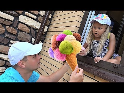 Видео: Алиса делает вкусное мороженое! Alice play with color ice cream! Play ICE CREAM CAFE with Alice