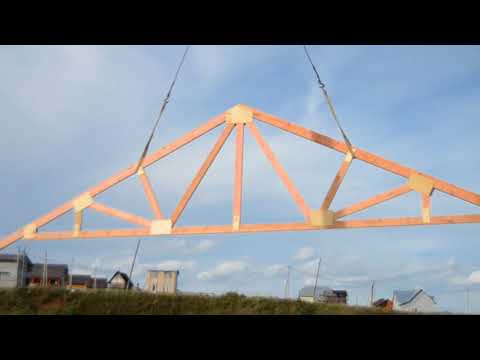Видео: Сборка стропильных ферм крыши 8,5 м непосредственно на участке