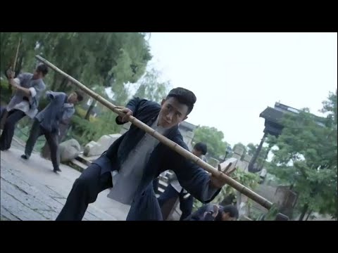 Видео: Хулиганы били рабочих-мигрантов, а кунг-фу избивал их палкой.