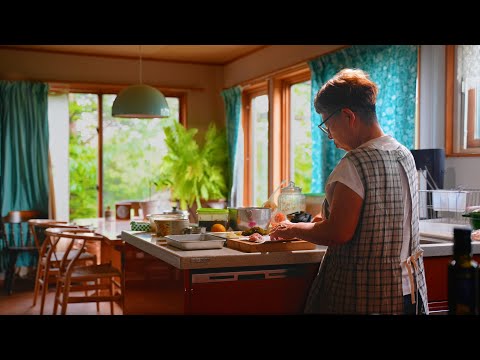 Видео: Тихая кухня и прогулка по саду: ежедневная рутина моей мамы и бабушки
