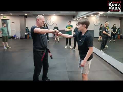 Видео: Как Забрать Пистолет. Защита от Оружия | Крав мага Рукопашный Бой