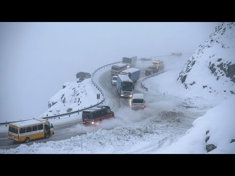 Видео: Кошмар на ледяной дороге! Машины теряют управление на скользкой дороге