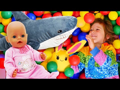 Видео: Бьянка, Лаки и Беби Бон в бассейне с шариками! Новая серия Привет, Бьянка. Игры с детьми