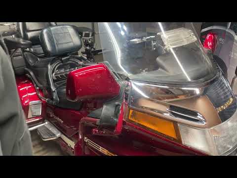 Видео: Как заменить лампу в фаре на моем Honda GL1500 Goldwing