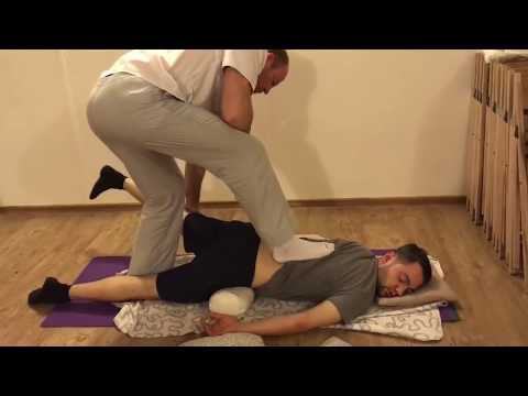 Видео: Казакевич. Правка спины ногами + мануальная Терапия. Chiropractic