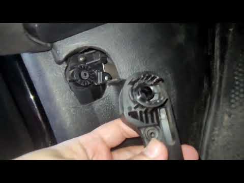 Видео: Замена ручки открытия капота Volkswagen Golf Mk4. Или, все так, как у всех. #volkswagen #golf #mk4