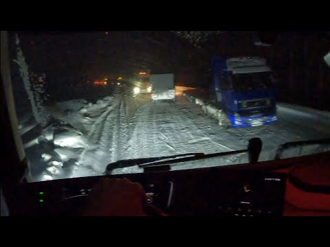 Видео: Снегопад, засада на трассе Лена ,буксуем,шлифуем.VOLVO FH 540