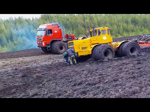 Видео: Тяжелый трактор застрял в грязи! Мощные тракторы работают в экстремальных условиях бездорожья.