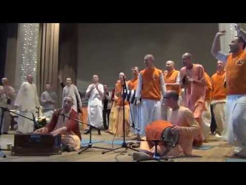 Видео: Е.С. Ниранджана Свами - Киртан 2 (даже пол на сцене начал двигаться!!!) - Москва - 19.04.2015