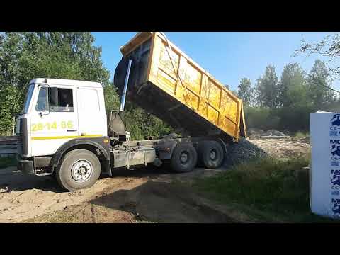 Видео: Самосвал маз 5516 выгрузка щебня 25 тонн. Щебень в Петрозаводске 28-14-66