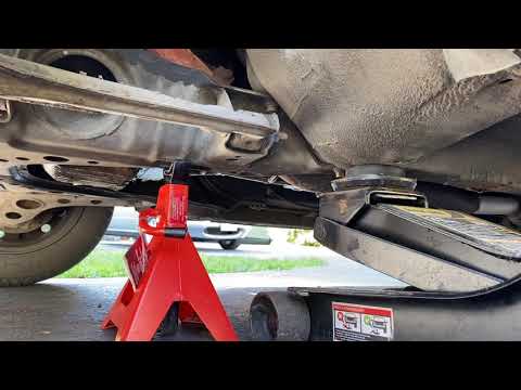Видео: Как поднять Mazda MX-5 Miata с помощью гидравлического домкрата.