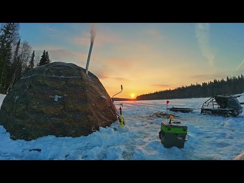 Видео: Щука клюёт, опять не лезет в лунку! Второй день на таёжном озере.