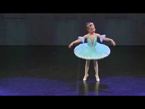 Видео: Таисия Савенкова, 6 лет. Вариация с колокольчиками.