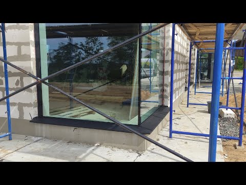 Видео: Безрамное остекление в газоблок. Прозрачные углы без стойки. Монтаж водоотливов.