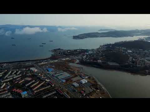 Видео: Город Находка (аэросъёмка) низкие облака у горы Сестра