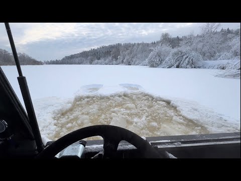 Видео: Достаем снегоход из-подо льда на вездеходе МЕДВЕДЬ ШАТУН.