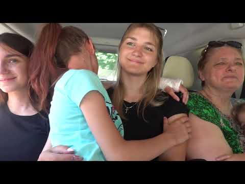 Видео: VLOG Отвезли девочек в кино. Алиса научилась водить машину