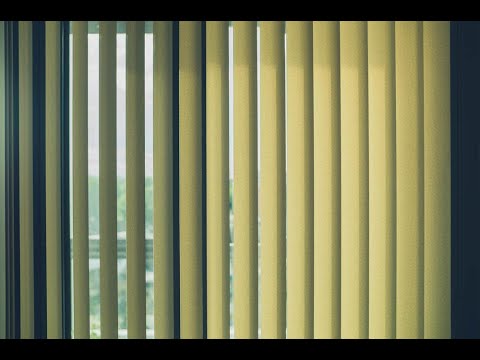 Видео: Правильная стирка загрязнённых полотен раздвижных жалюзи.