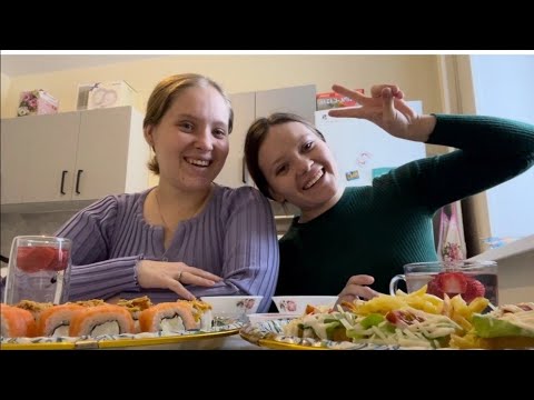 Видео: #мукбанг#роллы#картошкафри#чизкейк