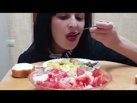 Видео: МУКБАНГ/КАРТОШКА С КУРИЦЕЙ МАЙОНЕЗОМ ЧЕСНОКОМ/ПОМИДОРЫ С ЛУКОМ /САЛАТ. Мням ням👋🥰