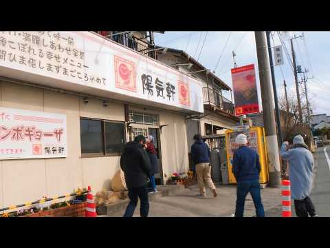 Видео: Гигантские пельмени за 500 йен и рамен за 3 доллара! Недорогой и вкусный ресторан быстро заполняется