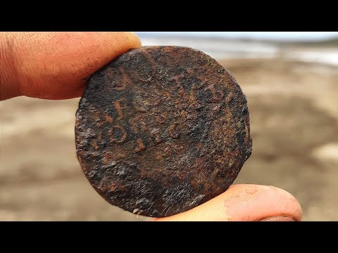 Видео: Река обмелела весной, на дне клондайк! Поиск монет в затопленной деревне.