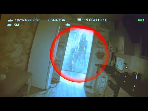 Видео: Ночь в квартире с ЖУТКИМИ ПРИЗРАКАМИ