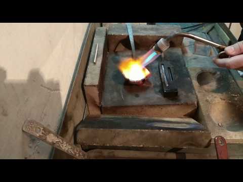 Видео: Плавка золота, золотых опилок, отливка в изложницу