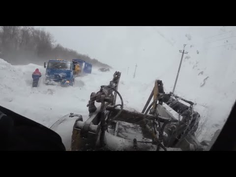 Видео: Трактор Кировец. Откапываю занесённых снегом.