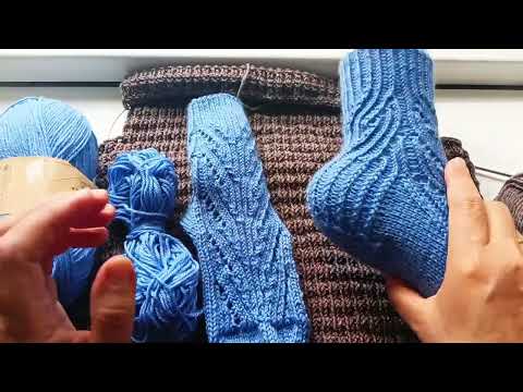 Видео: Готовые работы.Костюмчик торопыжке,манишки,носки.Жилет вяжу.