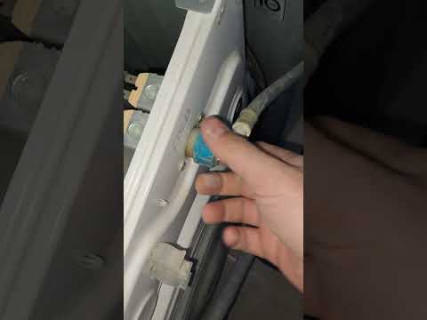 Видео: стиральная машинка самсунг течёт вода с низу как устранить. утечку