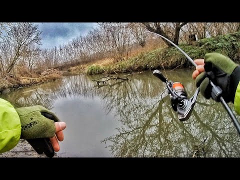 Видео: Вот так выгулял ультралайт!!! Трудовые поиски окуня в декабре.