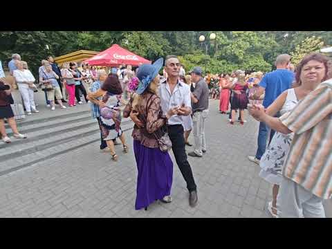 Видео: 25.08.24г..."Осенние 🍁🍂🍁 Листья"... Алла Пугачева.. в Гомельском парке на танцполе.