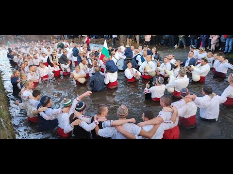Видео: Калоферци играха мъжко хоро във водите на Тунджа