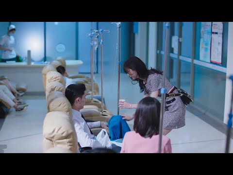 Видео: Красивый босс болен. Хитрые девушки стараются угодить ему, но он любит только