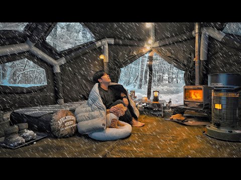 Видео: Кемпинг в сильный снегопад с моей собакой . Надувная горячая палатка . Дровяная печь ASMR