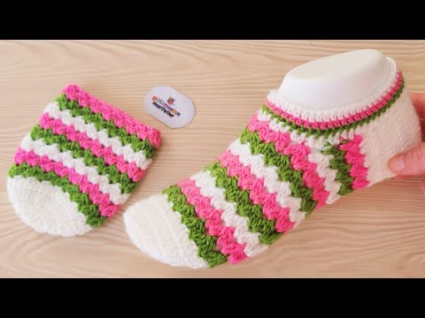 Видео: Вязаные легкие цветные пинетки с узором - вязаные носки ручной работы