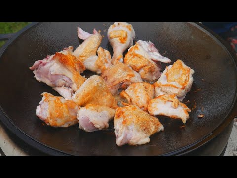 Видео: Лучшая ЖАРЕНАЯ КУРИЦА с ГРИБНЫМ СОУСОМ на ОГНЕ.