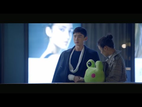 Видео: «Я сделал вид, что моя рука не зажила, но на самом деле я хотел держать тебя за руку».