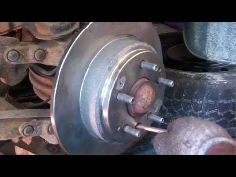 Видео: Отпускание предохранительного тормоза для замены заднего ротора