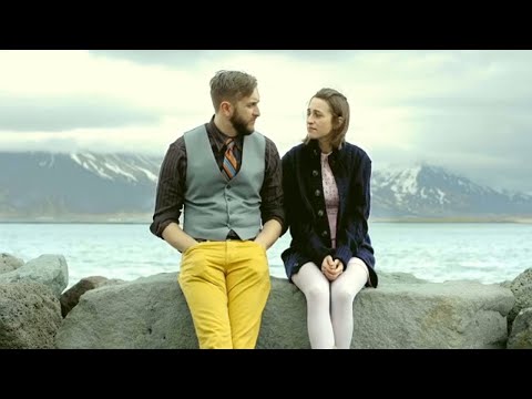 Видео: Он путешествует по параллельным вселенным, чтобы найти себе подружку