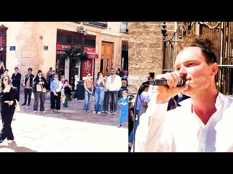 Видео: Аллилуйя - Люди слушают возле Собора Валенсия Испания