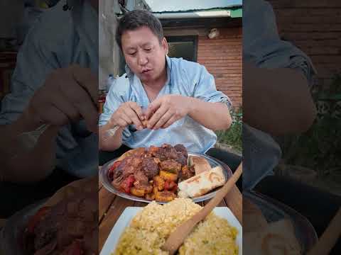 Видео: Бөөрөнхий шарсан махтай талхтай будаатай хуурга гэх үү дээ Хаха! MongolBro