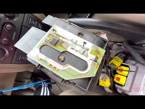 Видео: Р2109 помилка АКП Джип 2,7. Як зняти плату шифтера?Цікаві знахідки.