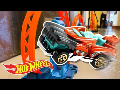 Видео: ЭПИЧЕСКАЯ полоса препядствий в ДЖУНГЛЯХ ДИНОЗАВРОВ 🦖😱 | @HotWheelsRussia +3